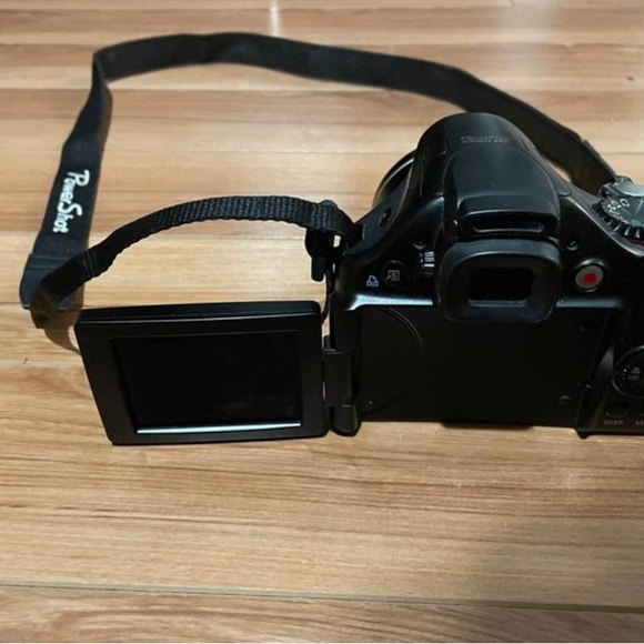 Canon power shot SX 40 HS camera with strap - Picture 7 of 7